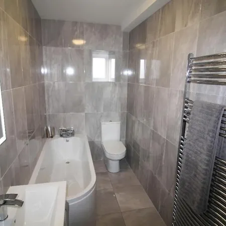 Stylish Spacious 4 Bedroom House Appartamento *
