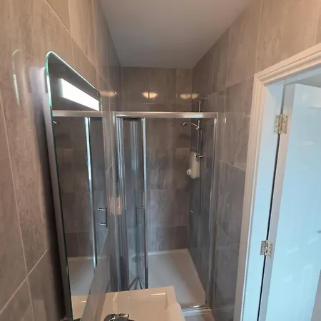 Stylish Spacious 4 Bedroom House Appartamento *