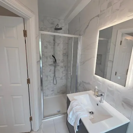 Stylish Spacious 4 Bedroom House Apartamento