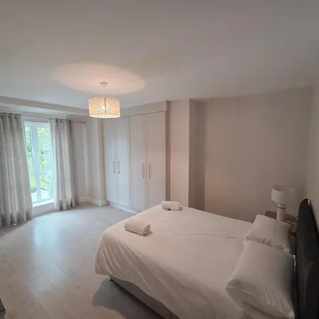 Stylish Spacious 4 Bedroom House Galway