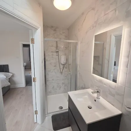 Appartement Stylish Spacious 4 Bedroom House *