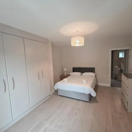 Appartement Stylish Spacious 4 Bedroom House