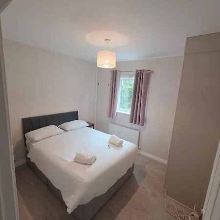 Apartman Stylish Spacious 4 Bedroom House *