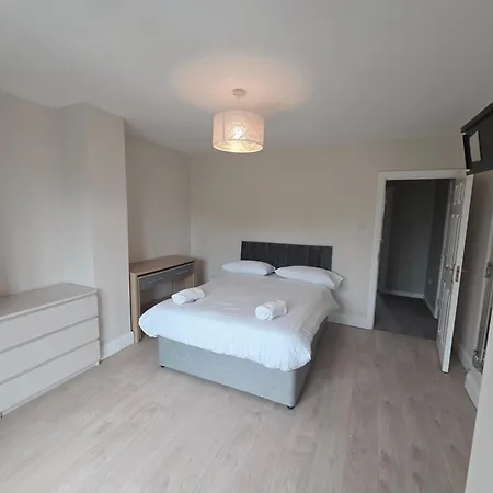 Stylish Spacious 4 Bedroom House Apartman